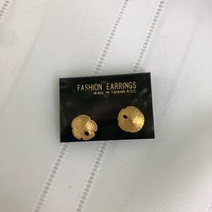 Vtg Sand Dollar Shaped Earrings